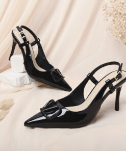 Đôi giày cao gót mũi nhọn màu đen, phù hợp với trang phục công sở và dự tiệc