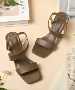Đôi dép sandal màu be với quai mảnh, phù hợp với trang phục mùa hè