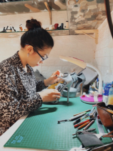 Xưởng sản xuất giày dép với dây chuyền hiện đại, đảm bảo chất lượng từng sản phẩm