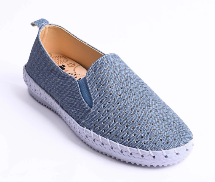 Sneaker slip-on tiện lợi, phù hợp với người hay di chuyển